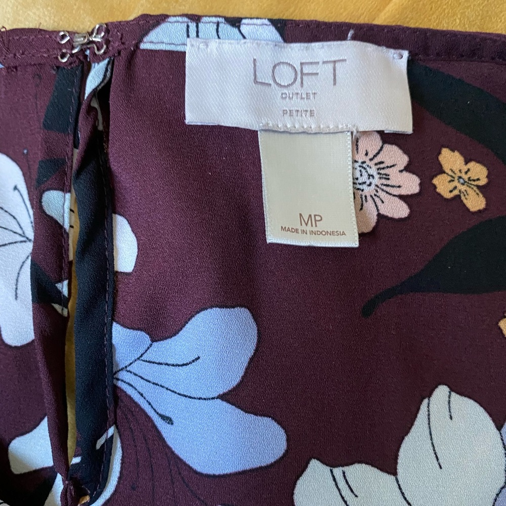 EUC LOFT Outlet sleeveless flowered shell with keyhole back, size MP - Picture 4 of 4